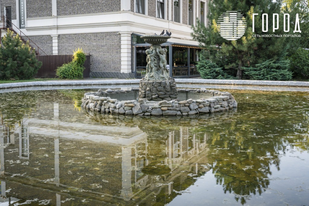 Фонтан у колеса обозрения Горсада Краснодара