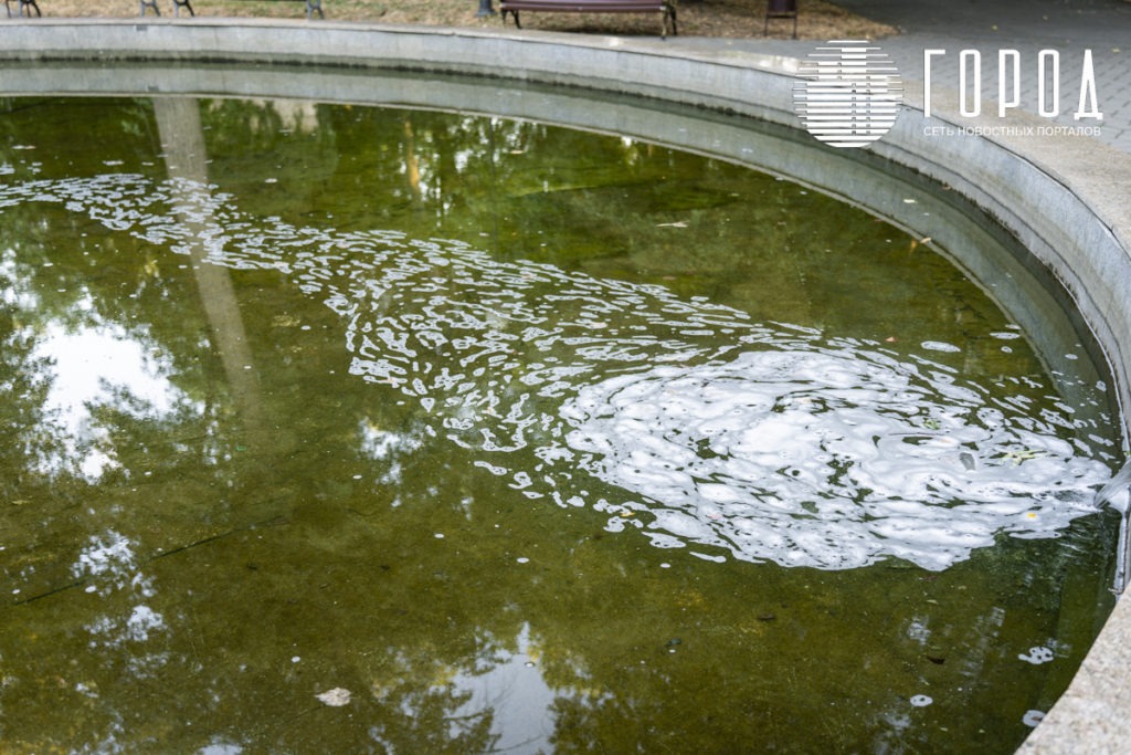 Внутри чаши фонтана