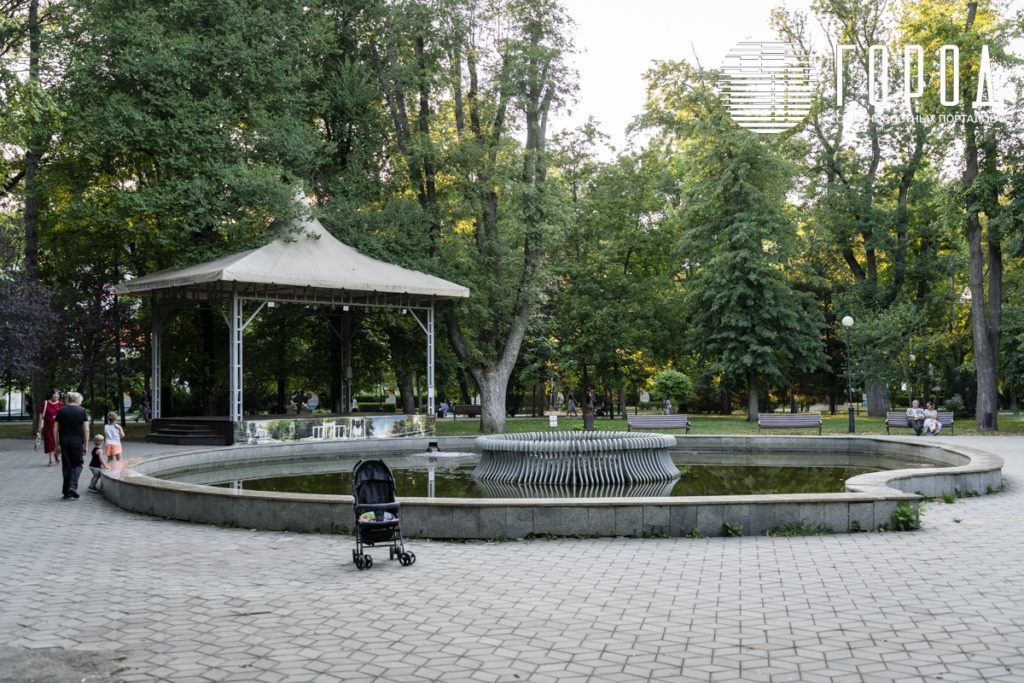 Фонтан у летней сцены