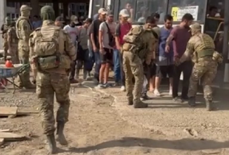 На Западном обходе Краснодара на стройках компании DOGMA силовики задерживают нелегальных мигрантов