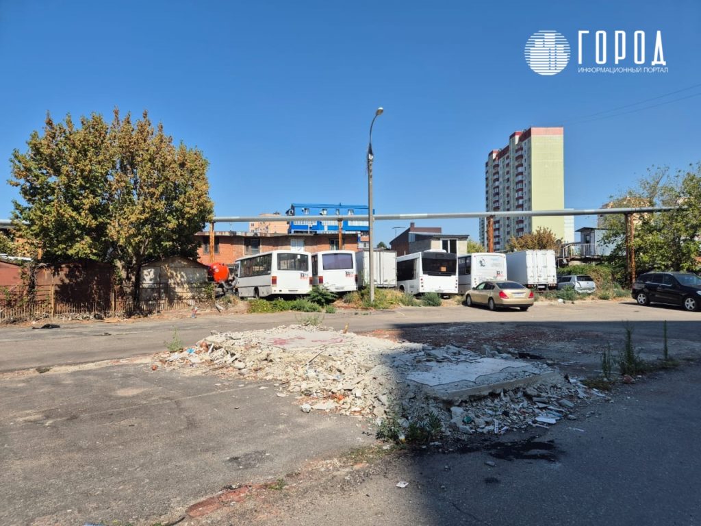 Автостоянка на улице Думенко в ЮМР вместо рынка