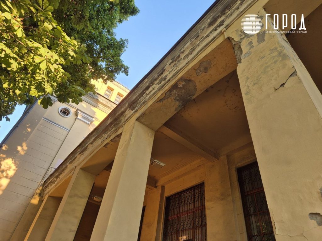 Облупившаяся облицовка