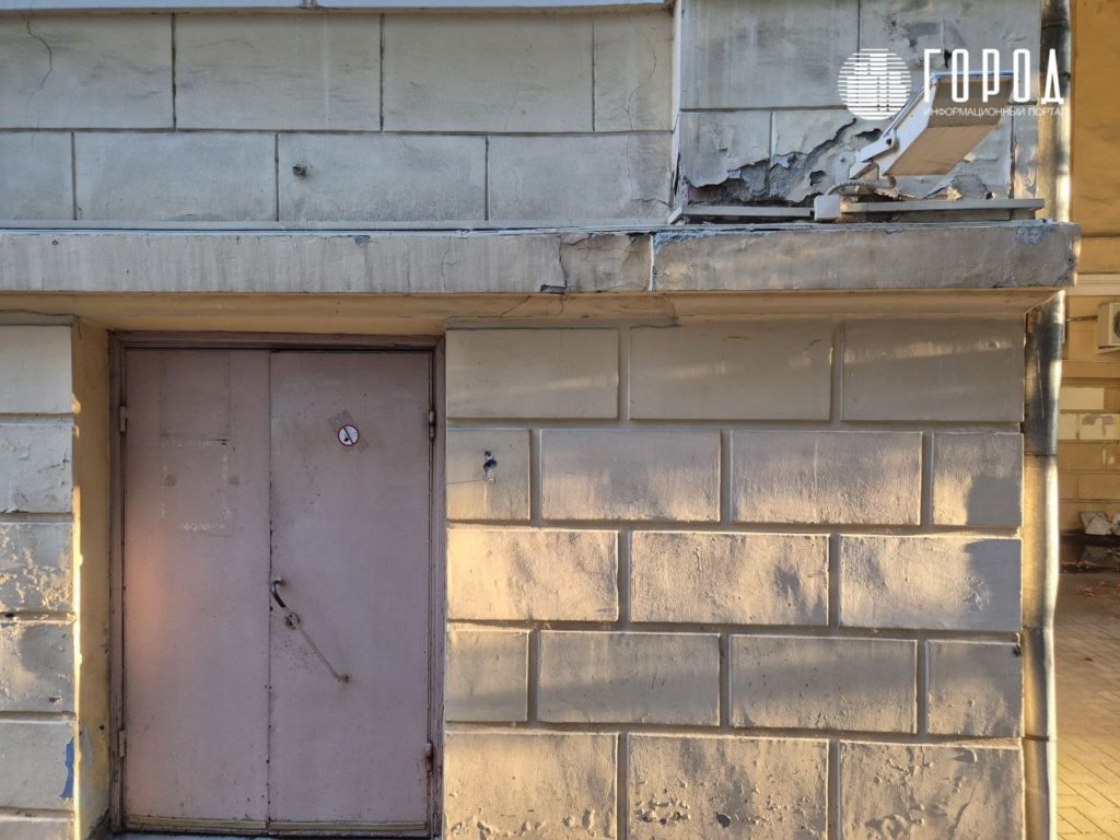 Служебный вход