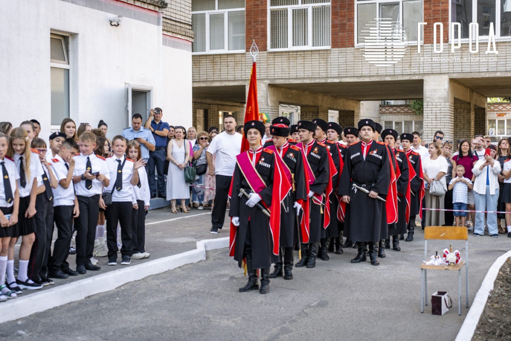 Атаман школы 8 Краснодара перед выносом знамени