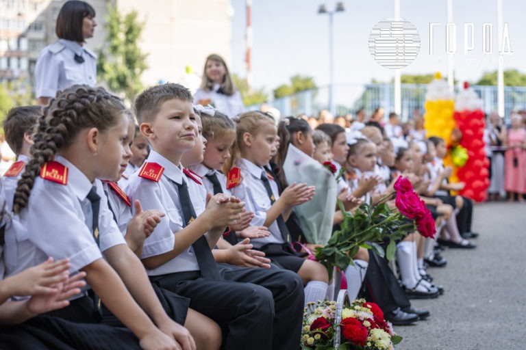 Краснодарцы со слезами на глазах: фоторепортаж праздничной линейки в День знаний
