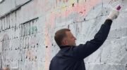 Евгений Наумов закрашивает граффити на Кубанской набережной
