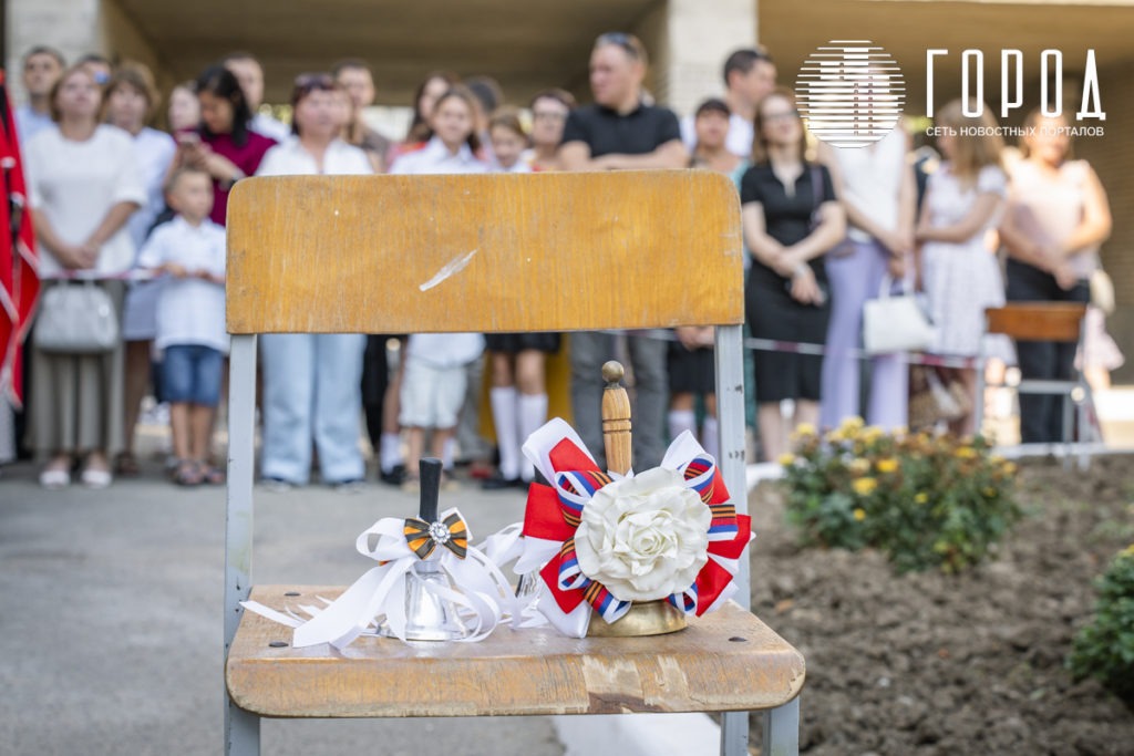 Родители ждут первого звонка своих детей