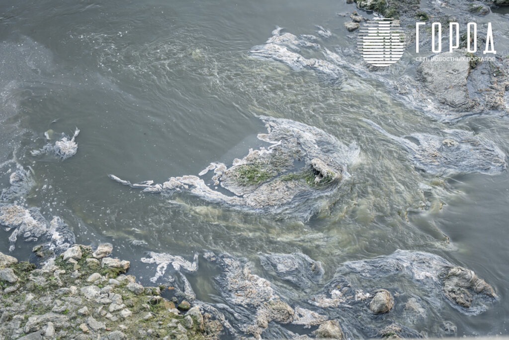 Грязная вода в реке Кубань