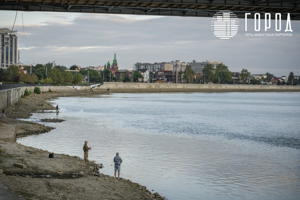 Вид от Тургеневского моста в сторону Моста поцелуев