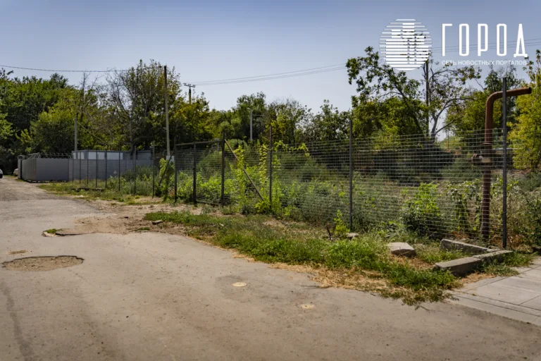 В Краснодаре на месте легендарного самолёта АН-10А пустырь и подстанция