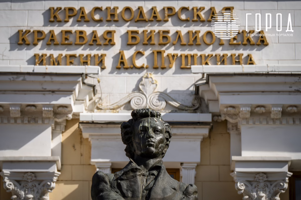 Памятник Пушкину в фекалиях голубей в Краснодаре