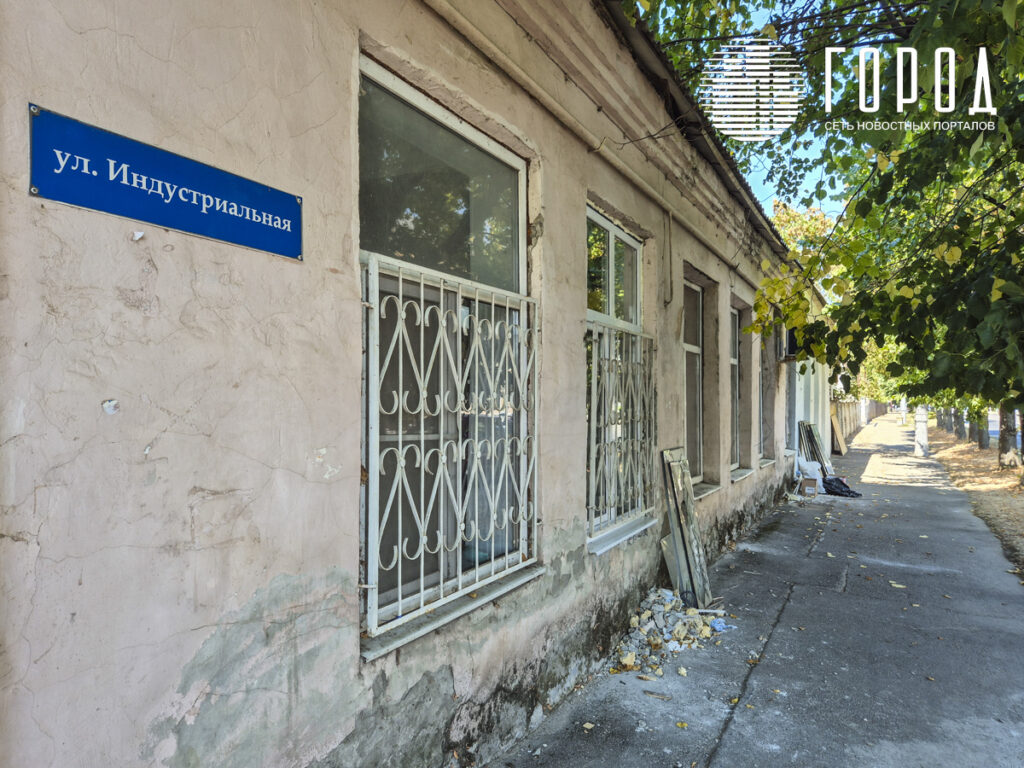Повреждённый дом на Индустриальной после атаки БПЛА