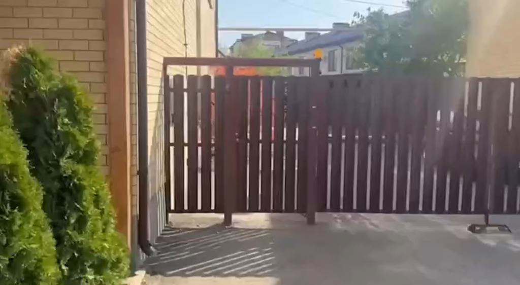 Забор у таунхауса дома бывшего вице-губернатора