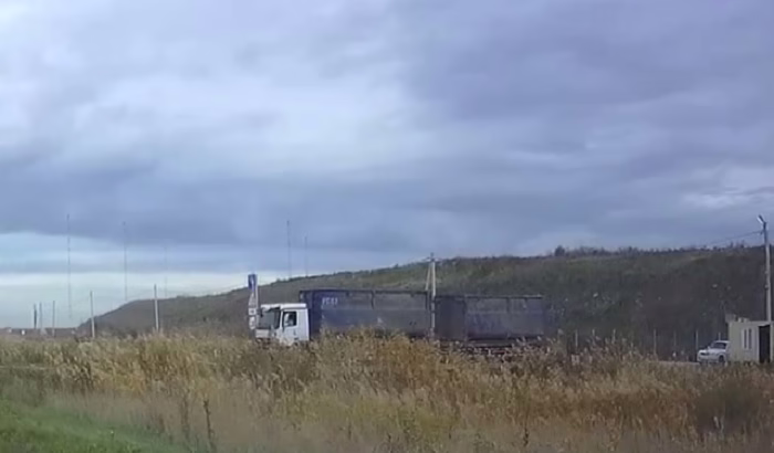 грузовики на закрытой свалке в Полтавской