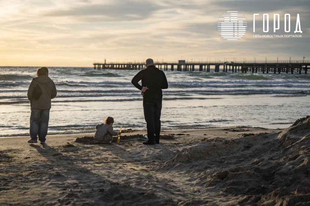 Девочка строит песчаные замки на пляже Эра в Анапе в октябре 2025 года