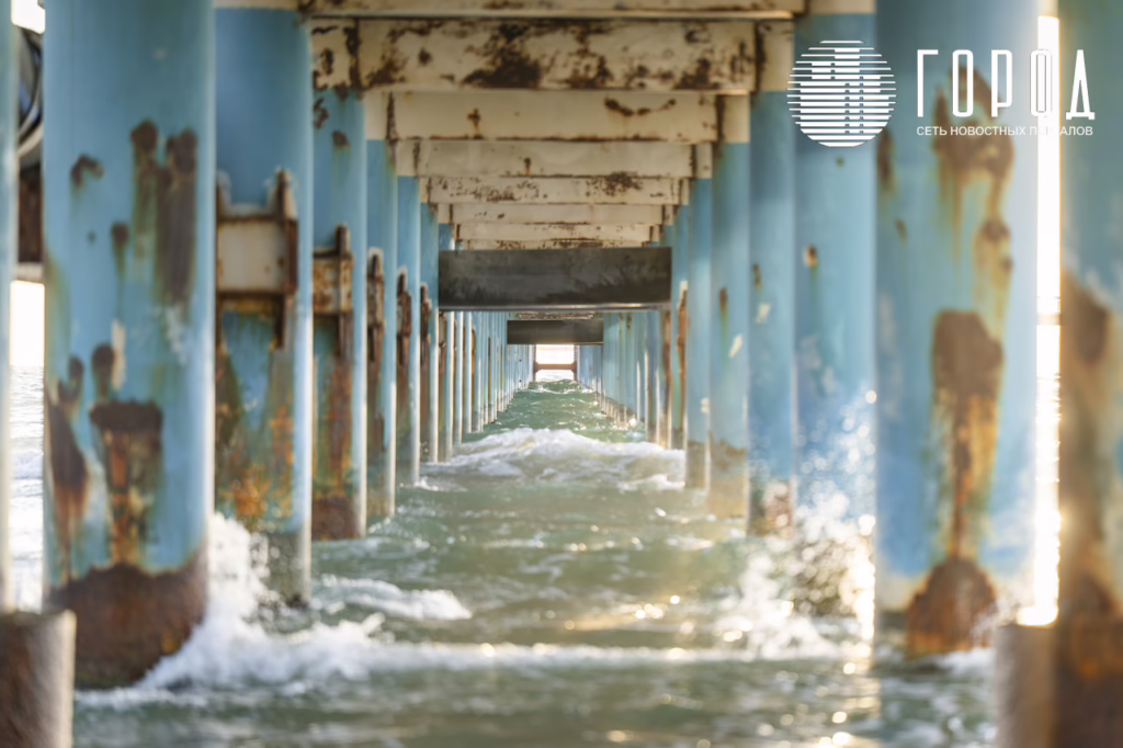 Бушующие волны Черного моря под пирсом