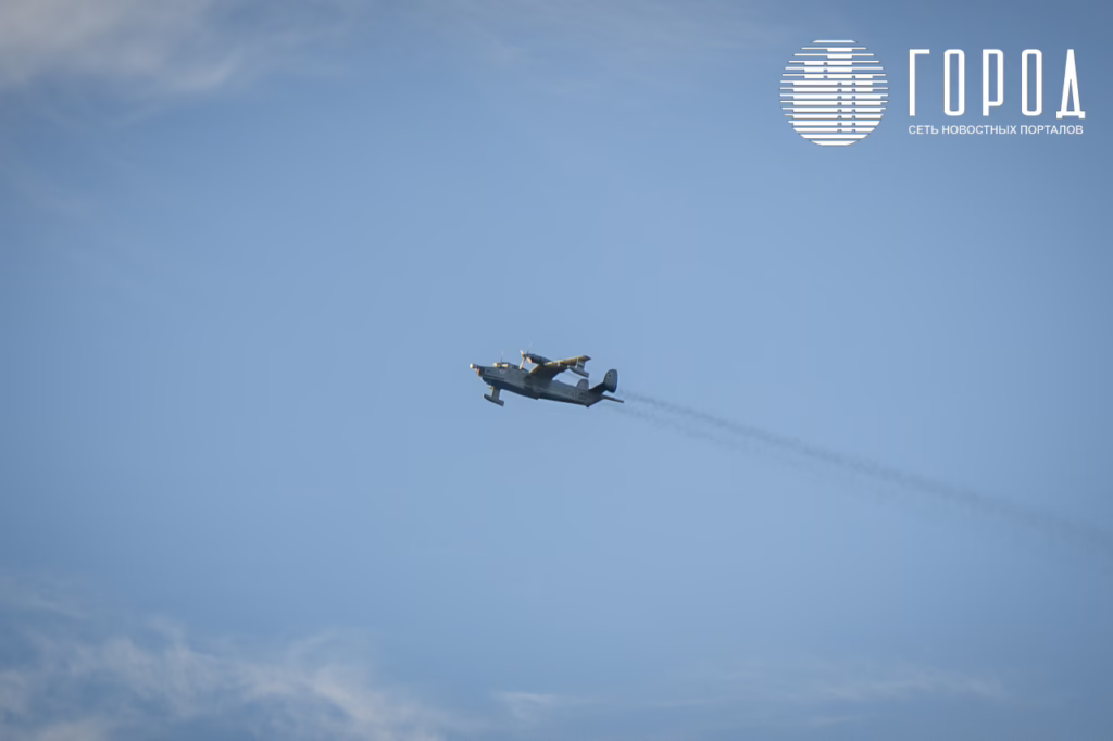 Самолёт Бе облетает побережье Черного моря в Анапе