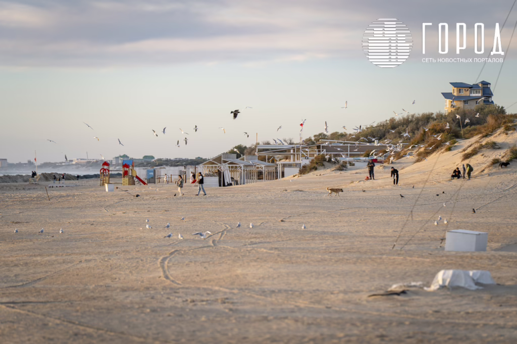 Туристы на пляже в Анапе в октябре