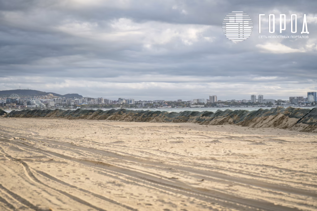 Вид на центр Анапы из-за защитного вала