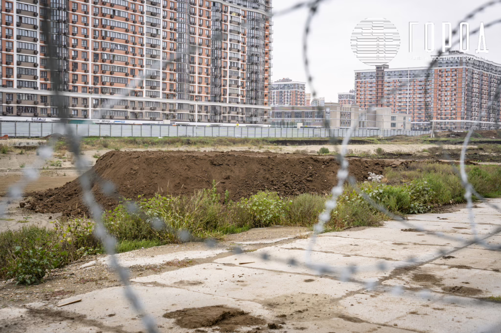 Именно эта завезённая земля породила слухи о закапывании котлована озера