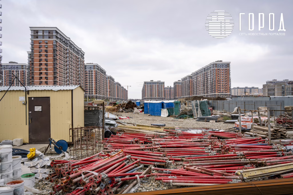 С юга от озера склад туалетов и материалов для строек высоток