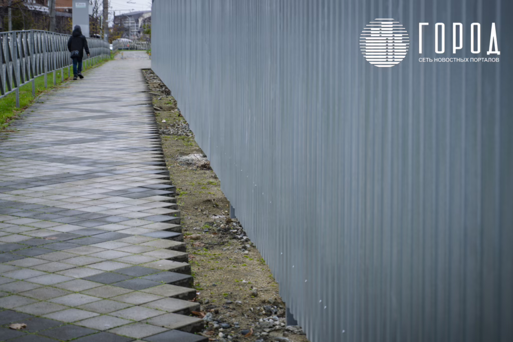 Разобранный тротуар и забор