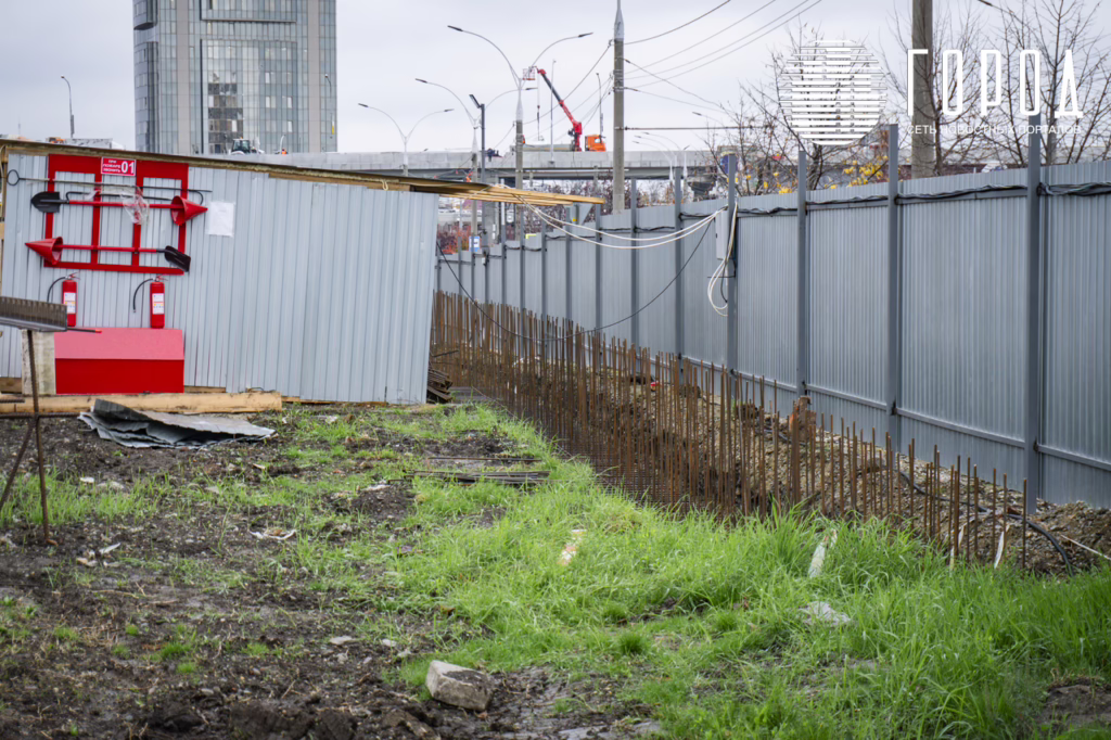 Арматура изнутри участка стройки