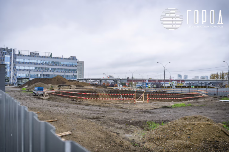В Краснодаре вбили сваи храма Трёх Святителей у Тургеневского моста: фотографии