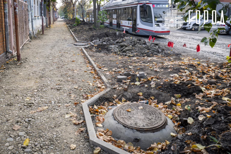 На улице Коммунаров Краснодара за 22,3 млн рублей делают 330 м тротуаров: фоторепортаж