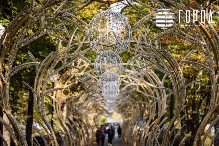 В Краснодаре вандалы портят украшения улицы Красной: фото и видео