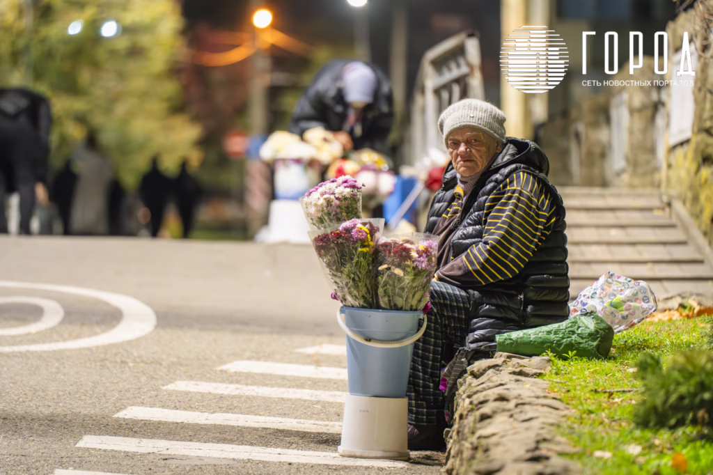 Бабушка продает цветы