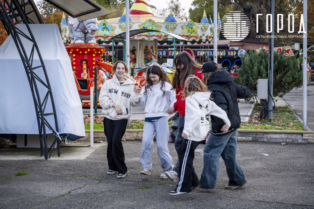 Девочки танцуют