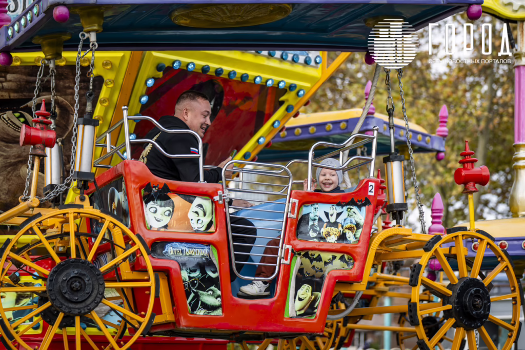 Отец с ребёнком на каруселях