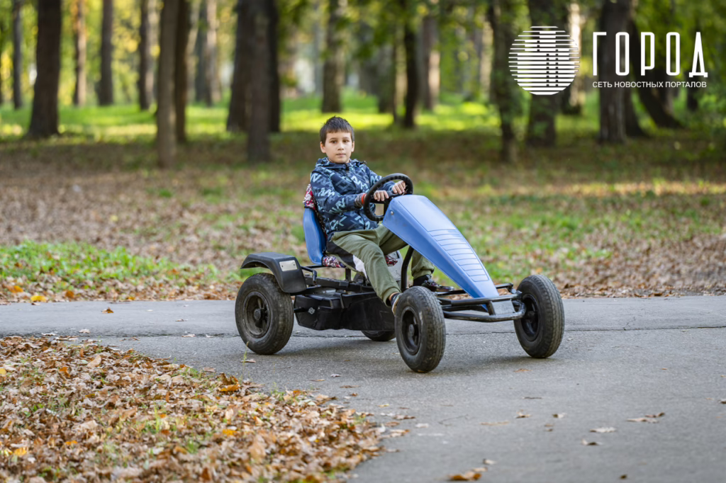 Ребенок на машинке