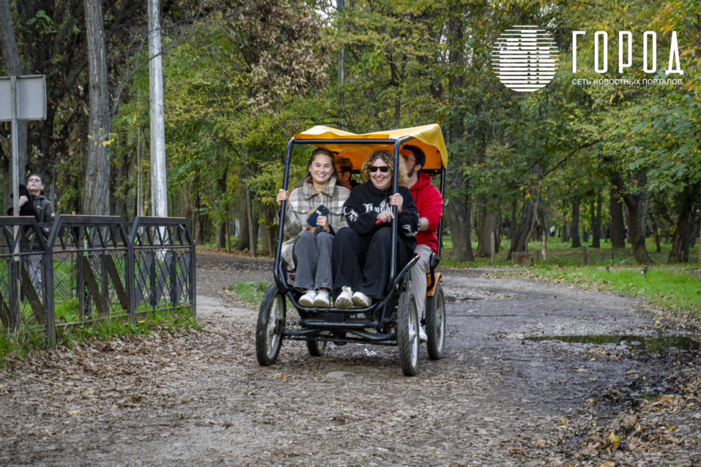 Катаются молодые люди