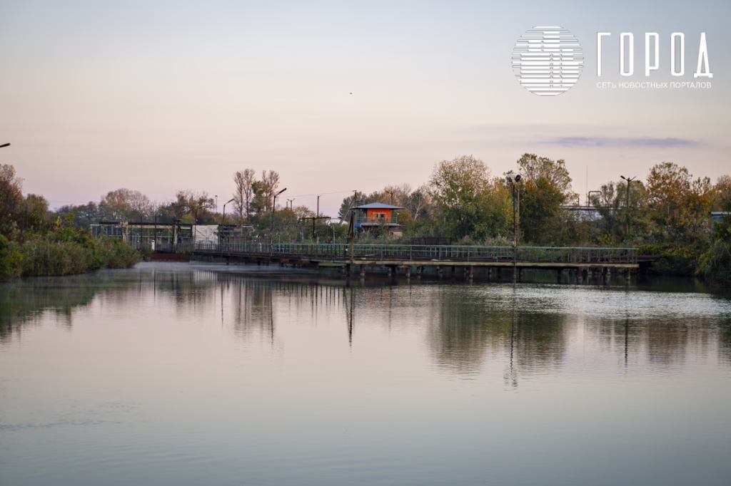 Вид с понтонного моста на институт разведения осетров