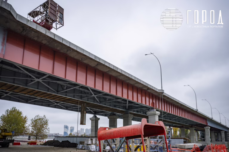 Тургеневский мост делают «лёгким» и красным: фото реконструкции