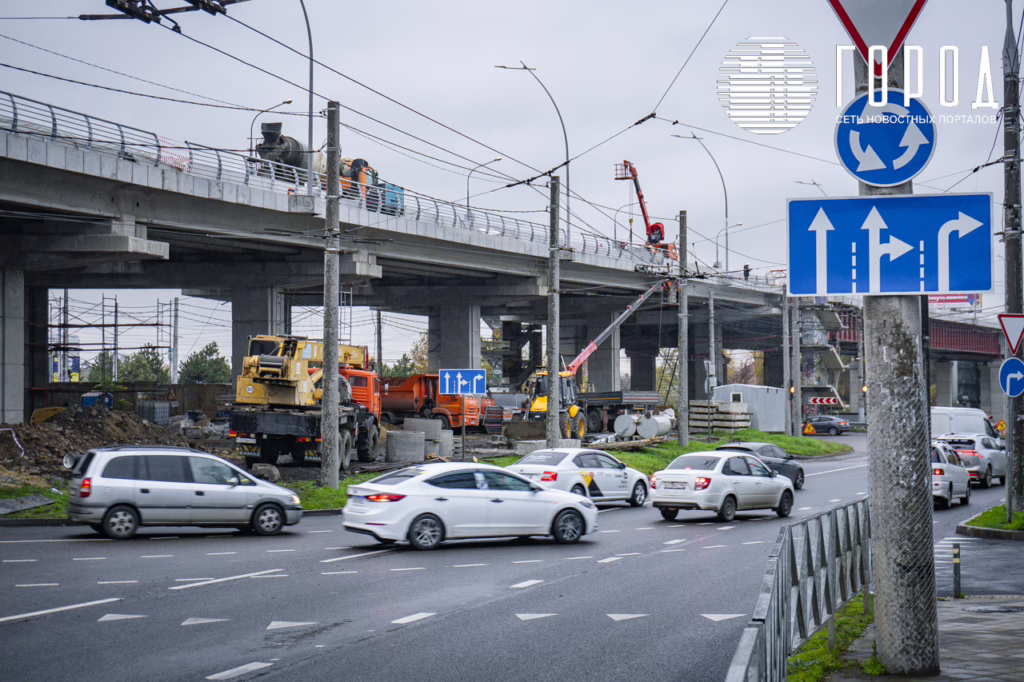 С новыми ограждениями и фонарями у Тургеневского путепровода
