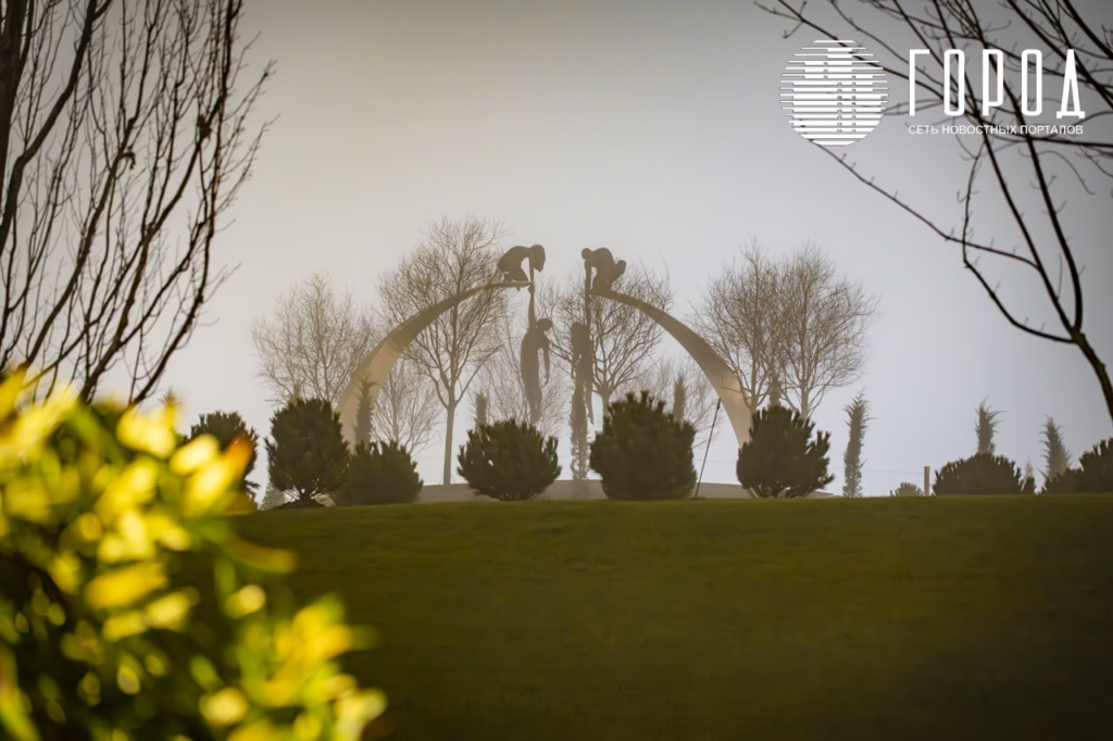 Тянущие руки люди в парке краснодар