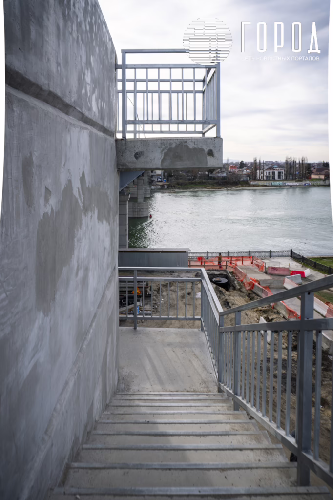 Спуск с моста