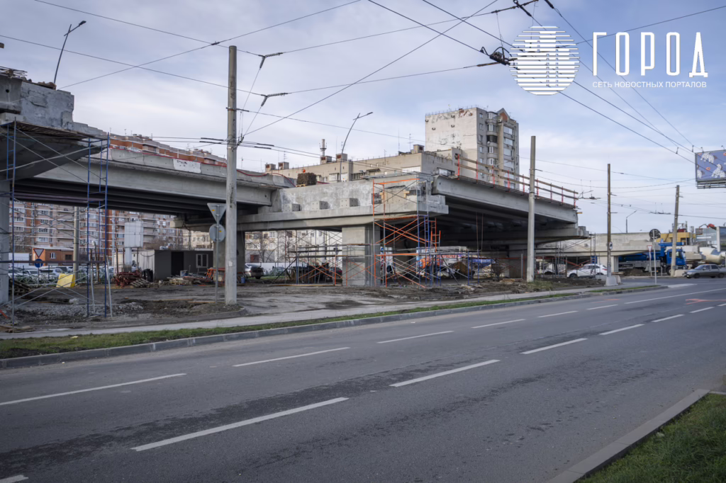 Разобранный путепровод через реку Кубань