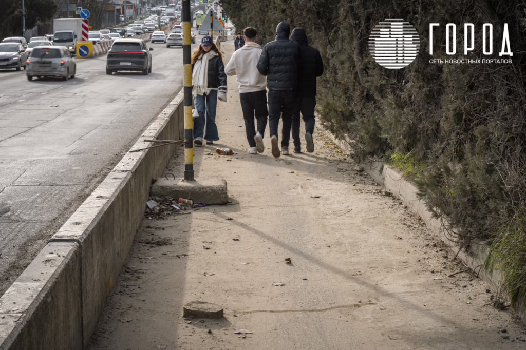 Тротуар на Тургеневском мосту со стороны Адыгеи