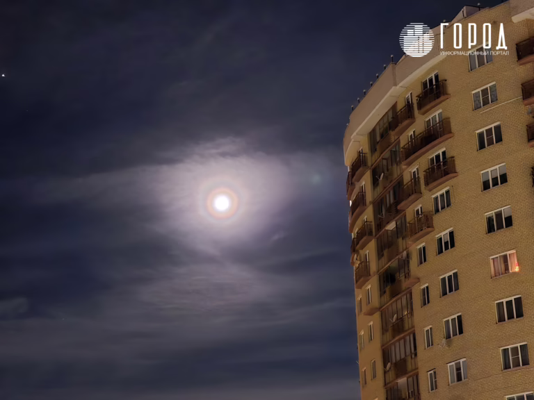 Волчья Ледяная Луна с гало поднялась над Краснодарским краем
