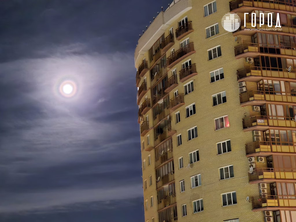 Гало во время полнолуния 3 января 2026 года