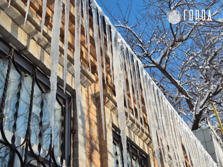 В Краснодаре падающие с крыш сосульки калечат людей и разбивают автомобили