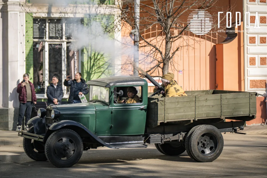Миномет стреляет с полуторки