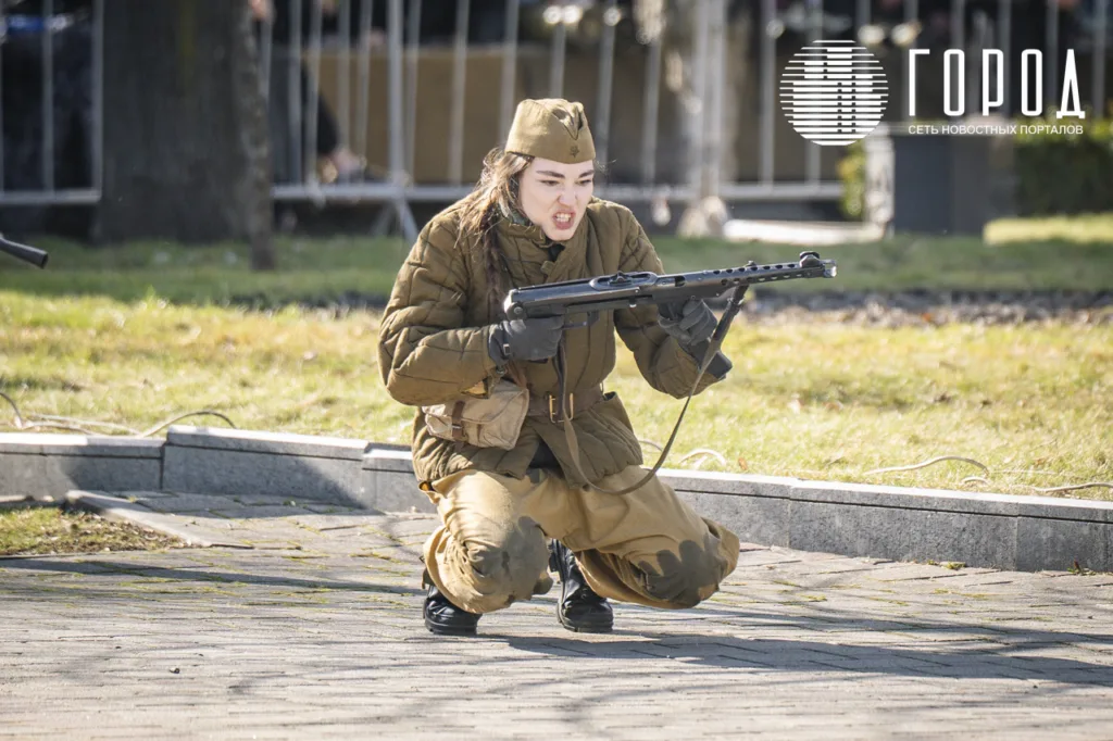 Девушка в советской форме