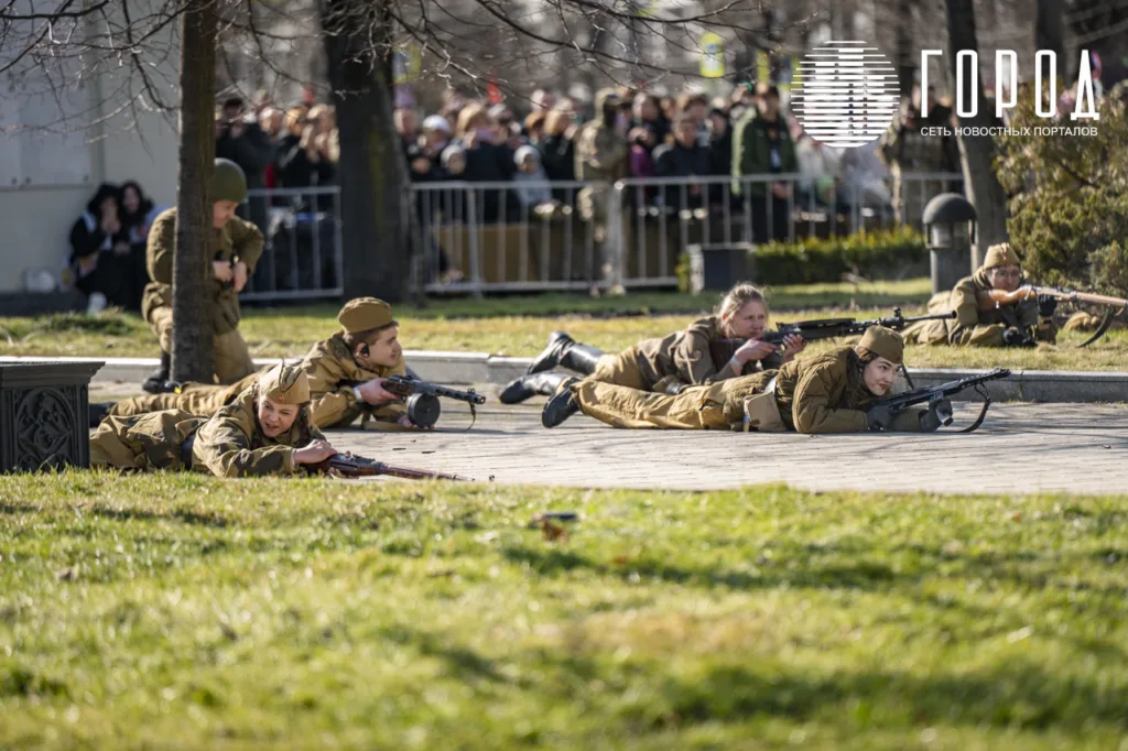 Советские солдаты лежат на земле