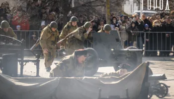 Пушка и военные реконструкторы