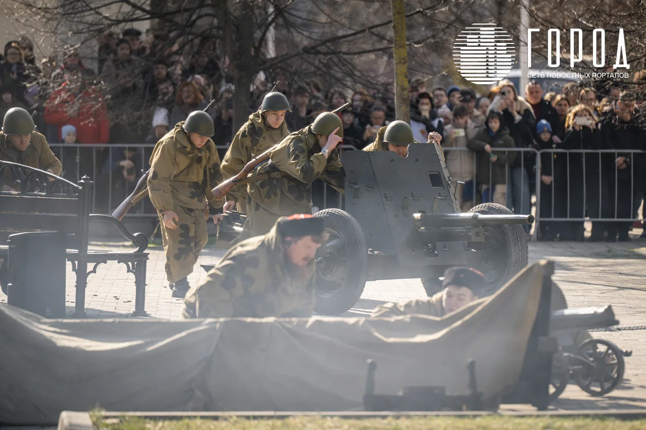 Пушка и военные реконструкторы
